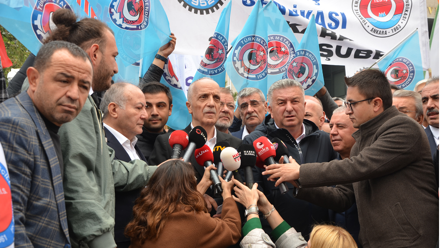 TÜRK-İŞ Hazine ve Maliye Bakanlığı'nın Önünde Kitlesel Basın Açıklaması Yaptı