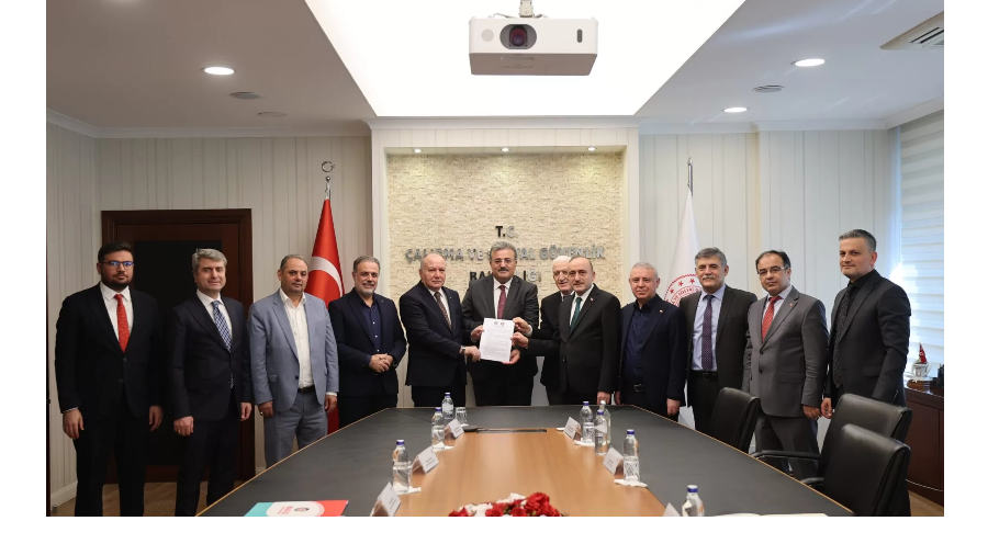 TÜRK-İŞ VE HAK-İŞ TARAFINDAN HAZIRLANAN 2025-2026 YILI KAMU TOPLU İŞ SÖZLEŞMELERİ ÇERÇEVE ANLAŞMA PROTOKOLÜ ORTAK TEKLİFİ ÇALIŞMA VE SOSYAL GÜVENLİK BAKANLIĞINA SUNULDU